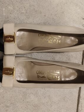 Salvatore Ferragamo Cream and Black Vara Bow Leather Low Heel
